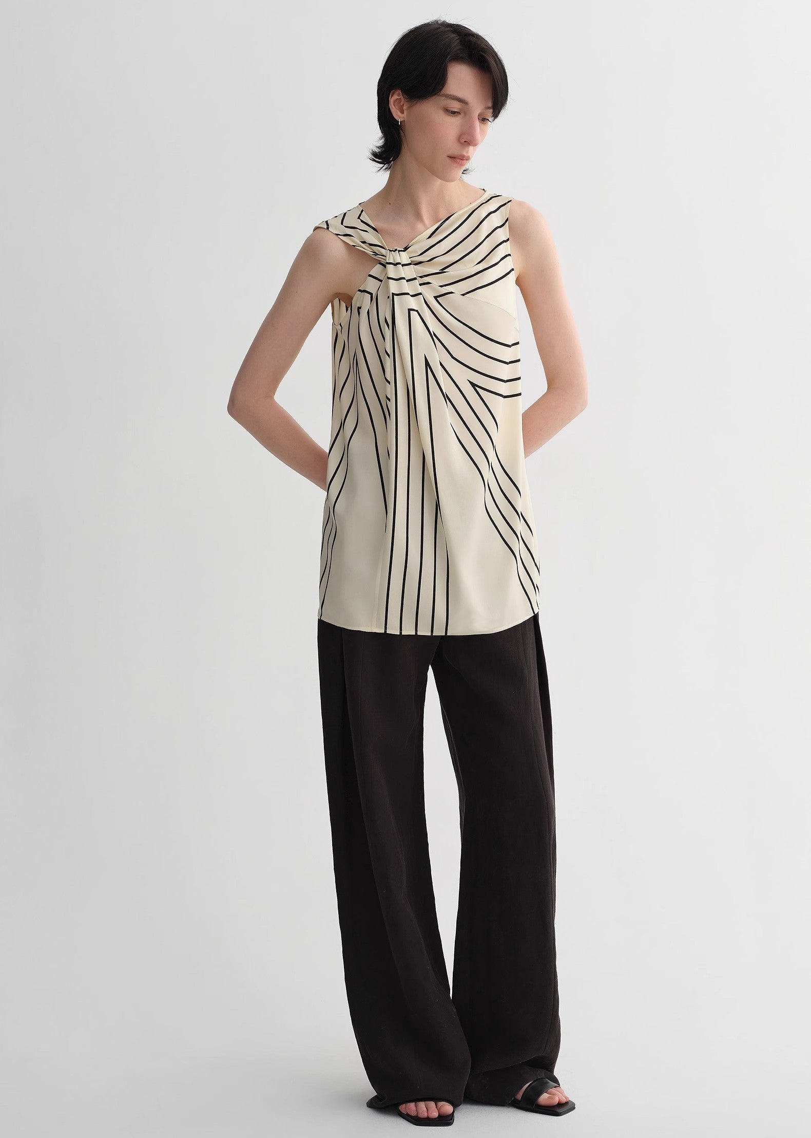 Elastic silk twisted collar original geometric print slim fit multi-occasion T-shirt sleeveless vest for women